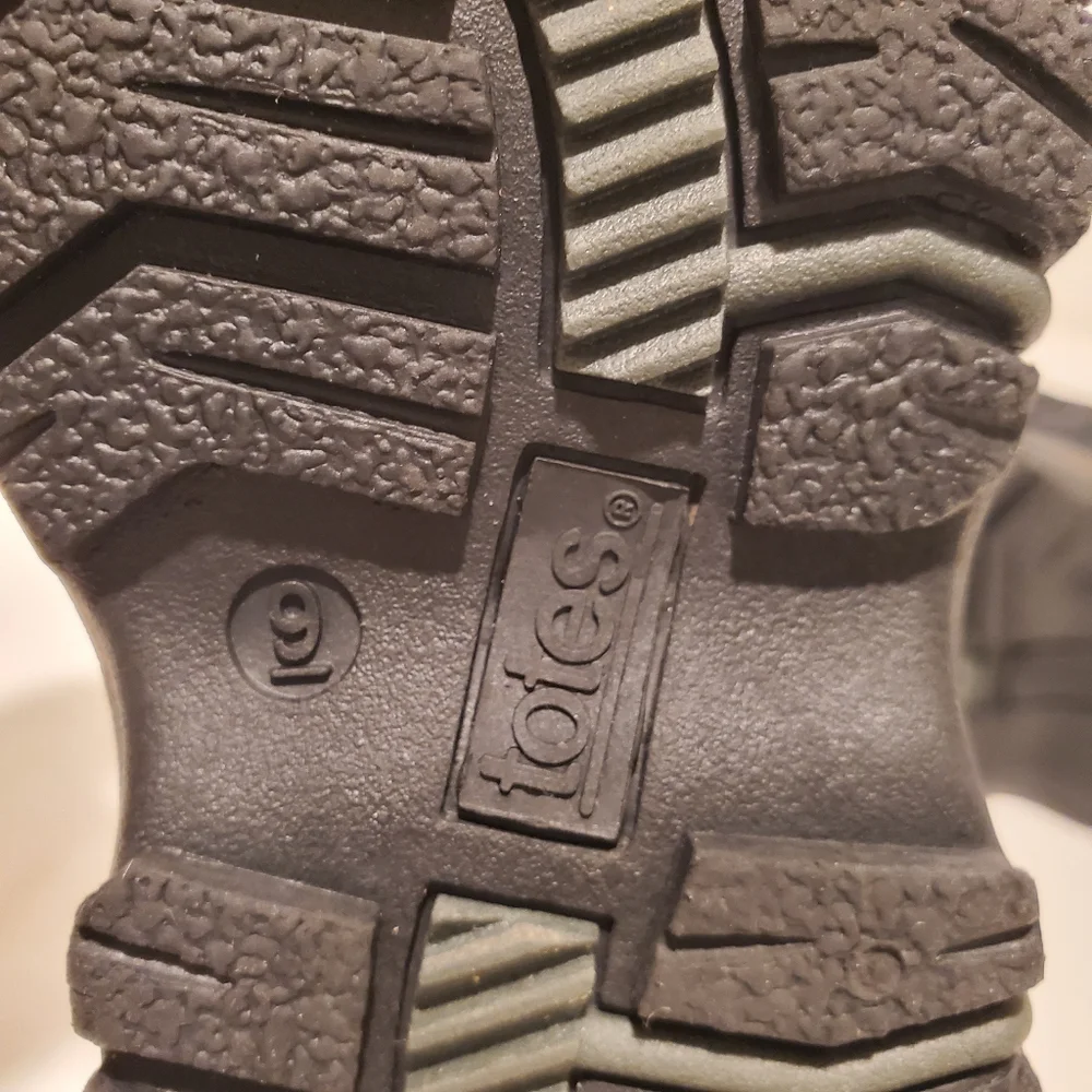 Totes Snow Boots Boy's Size 9